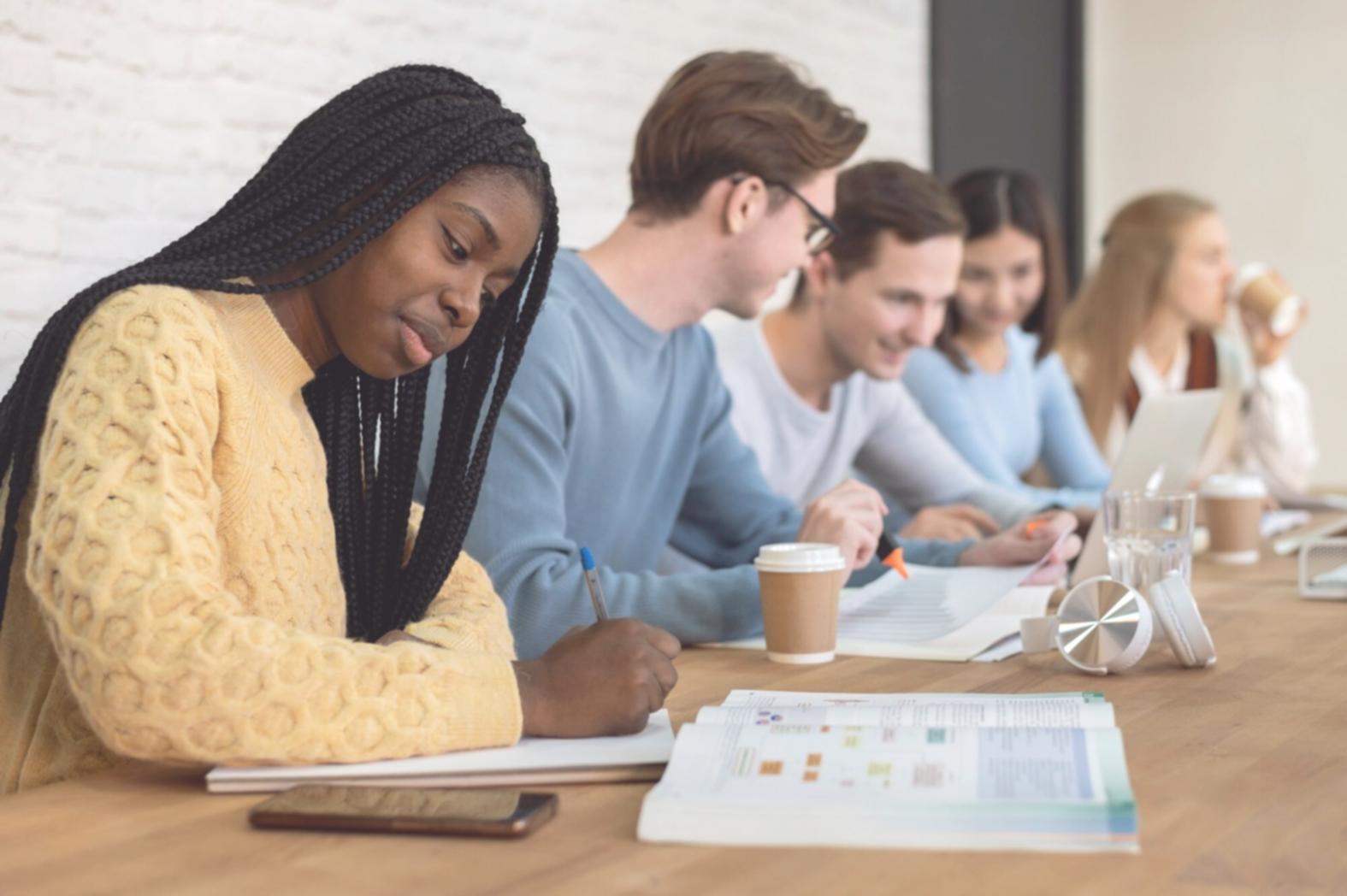Profissionais analisando dados financeiros